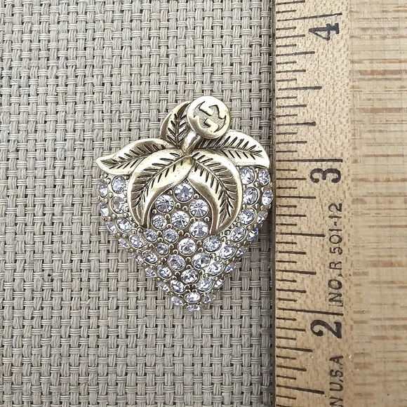 GG Strawberry Brooch 🍓 - Picture 14 of 14
